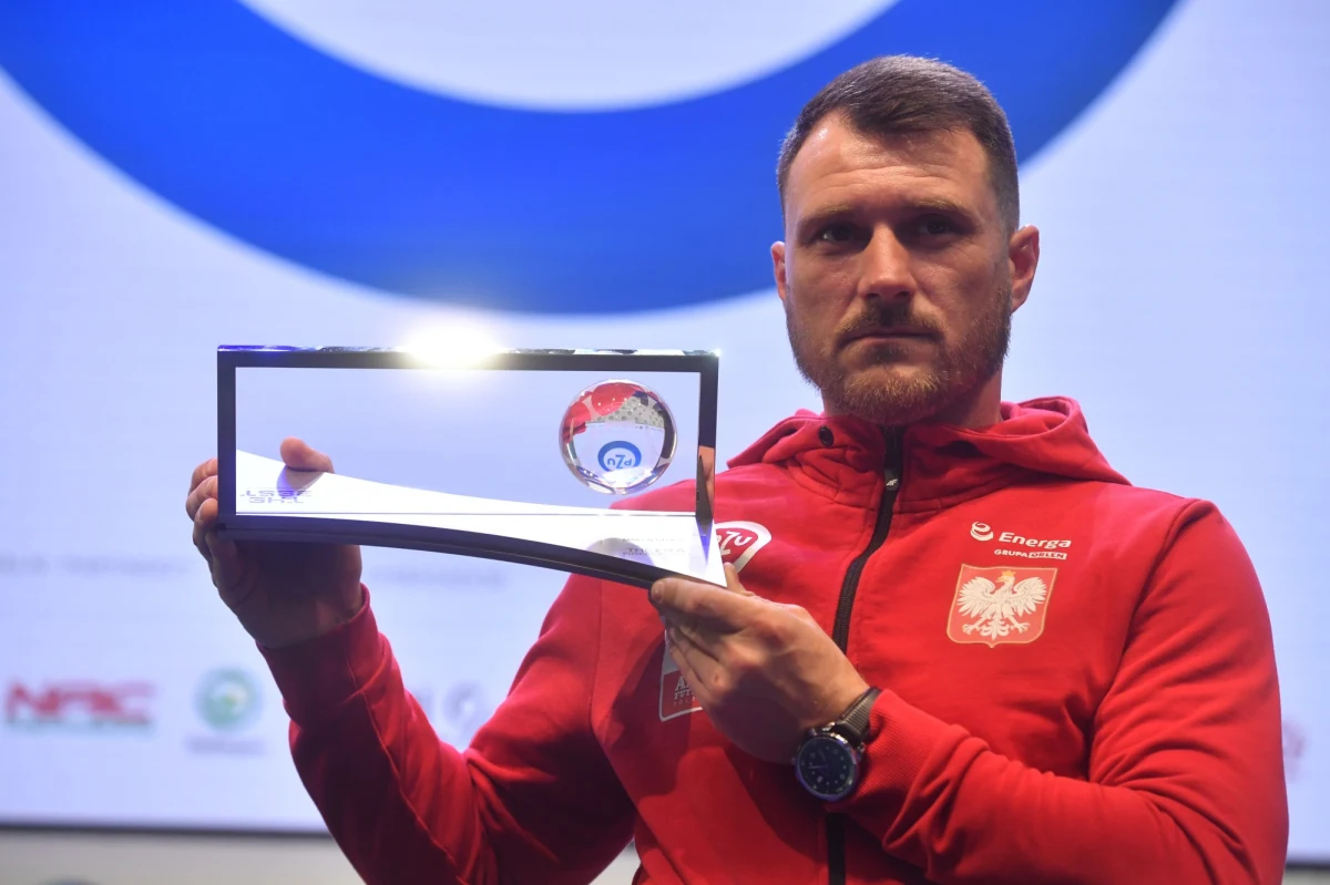 "Nie trenowałem dla zabawy. Przyszedłem zrobić wielkie rzeczy. Dziś widzimy tego efekty" - powiedział na konferencji prasowej ampfutbolista Marcin Oleksy, który w poniedziałek na gali FIFA The Best w Paryżu otrzymał nagrodę Puskasa za najładniejszą bramkę 2022 roku.