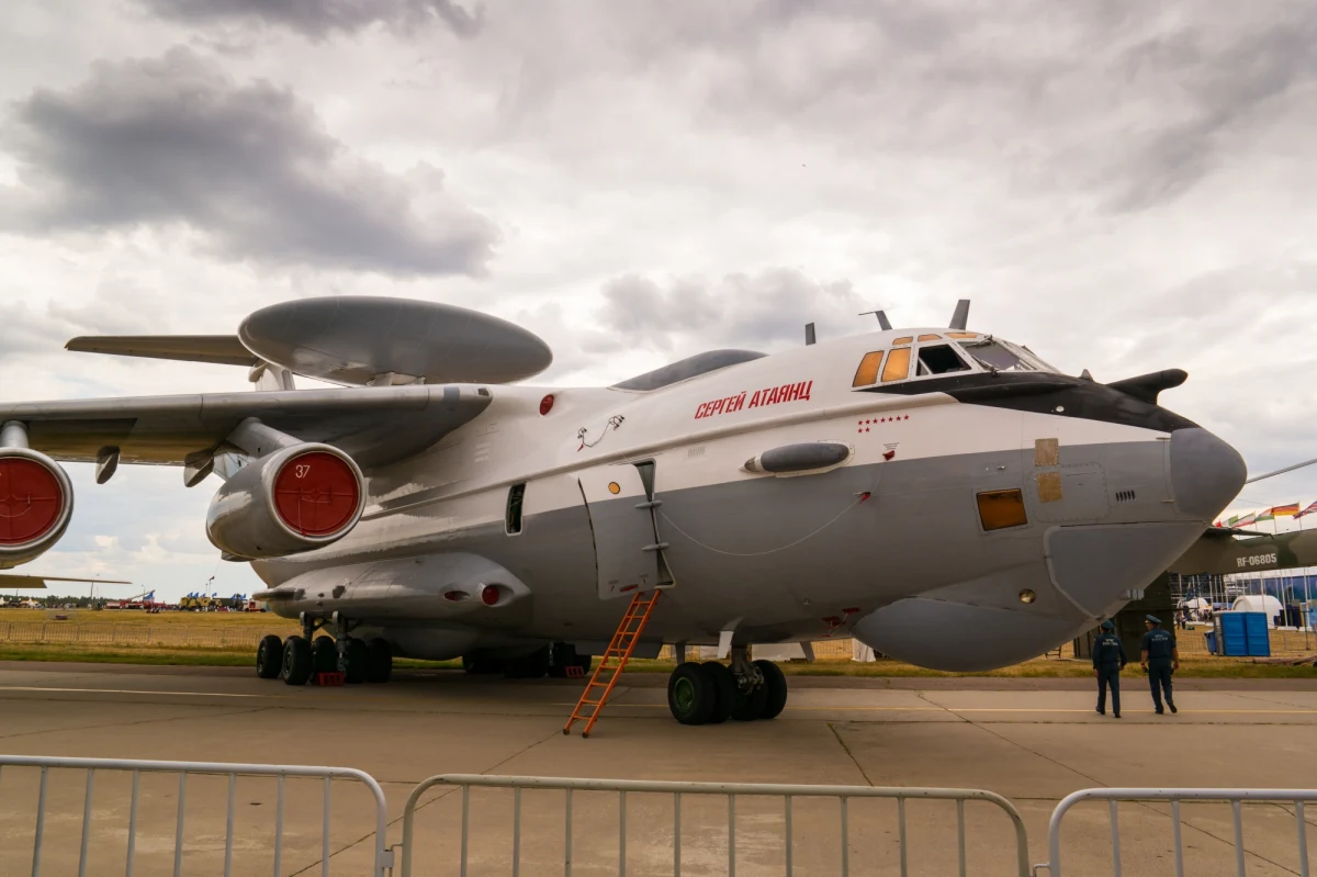 W Dzierżyńsku na Białorusi po wybuchach na lotnisku w Maczuliszczach zatrzymano co najmniej sześć osób - poinformowało we wtorek zdelegalizowane przez reżim Alaksandra Łukaszenki centrum praw człowieka Wiasna. Wobec wszystkich zatrzymanych zarządzono dwie doby aresztu za "niesubordynację". Obecnie są oni na wolności.