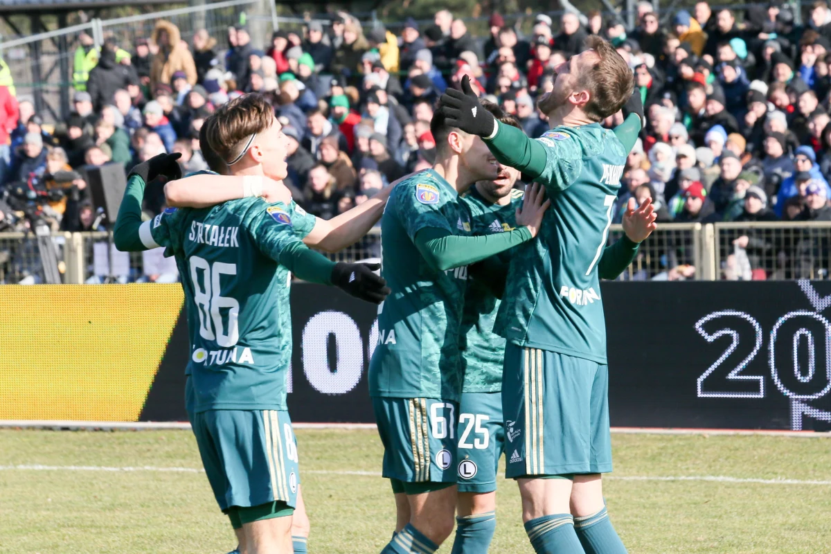 Legia Warszawa po zwycięstwie w Zielonej Górze nad Lechią 3:0 i Górnik Łęczna po wygraniu w Siedlcach z Pogonią 1:0 awansowały we wtorek do półfinałów Pucharu Polski. Na środę zaplanowano pozostałe dwa mecze - m.in. z udziałem broniącego trofeum Rakowa Częstochowa.