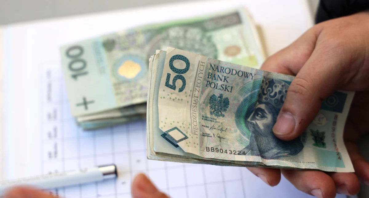 Do 1588,44 zł brutto wzrosły od środy najniższe emerytury, renty z tytułu całkowitej niezdolności do pracy, renty rodzinne i socjalne. Najniższa renta z tytułu częściowej niezdolności do pracy wynosi 1191,33 zł brutto. Łączny koszt tegorocznej waloryzacji świadczeń to ok. 44,15 mld zł.