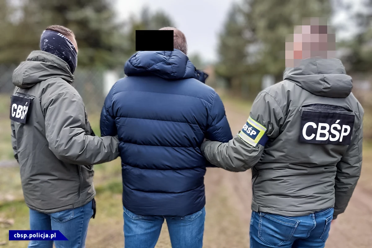 Siedem osób zatrzymanych, zabezpieczona broń, maczety, pieniądze i kilkadziesiąt telefonów - to bilans akcji policjantów z CBŚP na Mazowszu. Funkcjonariusze rozbili w ten sposób grupę narkotykową i udaremnili porwanie.