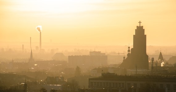 Słoneczny poranek w oparach trującego smogu. Tak rozpoczęła się środa w Śląskiem. 