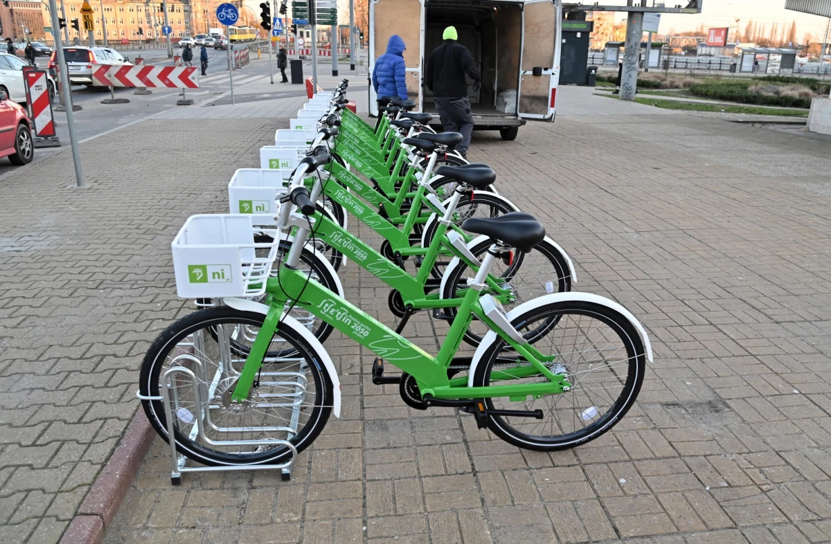 Od marca w Szczecinie będzie więcej rowerów miejskich, zmieni się cennik oraz uruchomione zostaną dwie nowe strefy postoju – poinformowała spółka miejska Nieruchomości i Opłaty Lokalne. Szczecińskie rowery miejskie po raz pierwszy dostępne były też zimą.