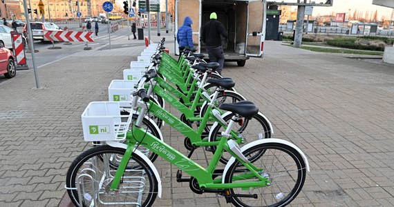 Od marca w Szczecinie będzie więcej rowerów miejskich, zmieni się cennik oraz uruchomione zostaną dwie nowe strefy postoju – poinformowała spółka miejska Nieruchomości i Opłaty Lokalne. Szczecińskie rowery miejskie po raz pierwszy dostępne były też zimą.