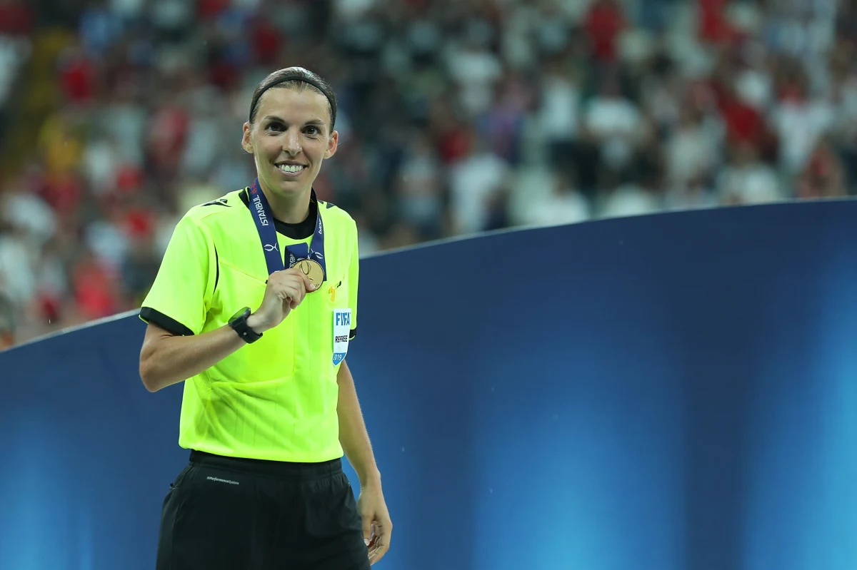 Niedzielne spotkanie francuskiej Ligue 1 przejdzie do historii. Wszystko za sprawą trójki sędziowskiej. Pojedynek Troyes z AS Monaco będą sędziować jedynie kobiety. W historii Ligue 1 nie zdarzyło się jeszcze, żeby mecz prowadziły same panie, to zmieni się już jednak w najbliższą niedzielę.