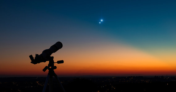 Dwie najjaśniejsze na niebie planety - Wenus i Jowisz - ustawią się w jednej linii. Wielbiciele astronomii będą mogli podziwiać zjawisko gołym okiem lub, jeśli nie pozwolą na to warunki pogodowe, w internecie.