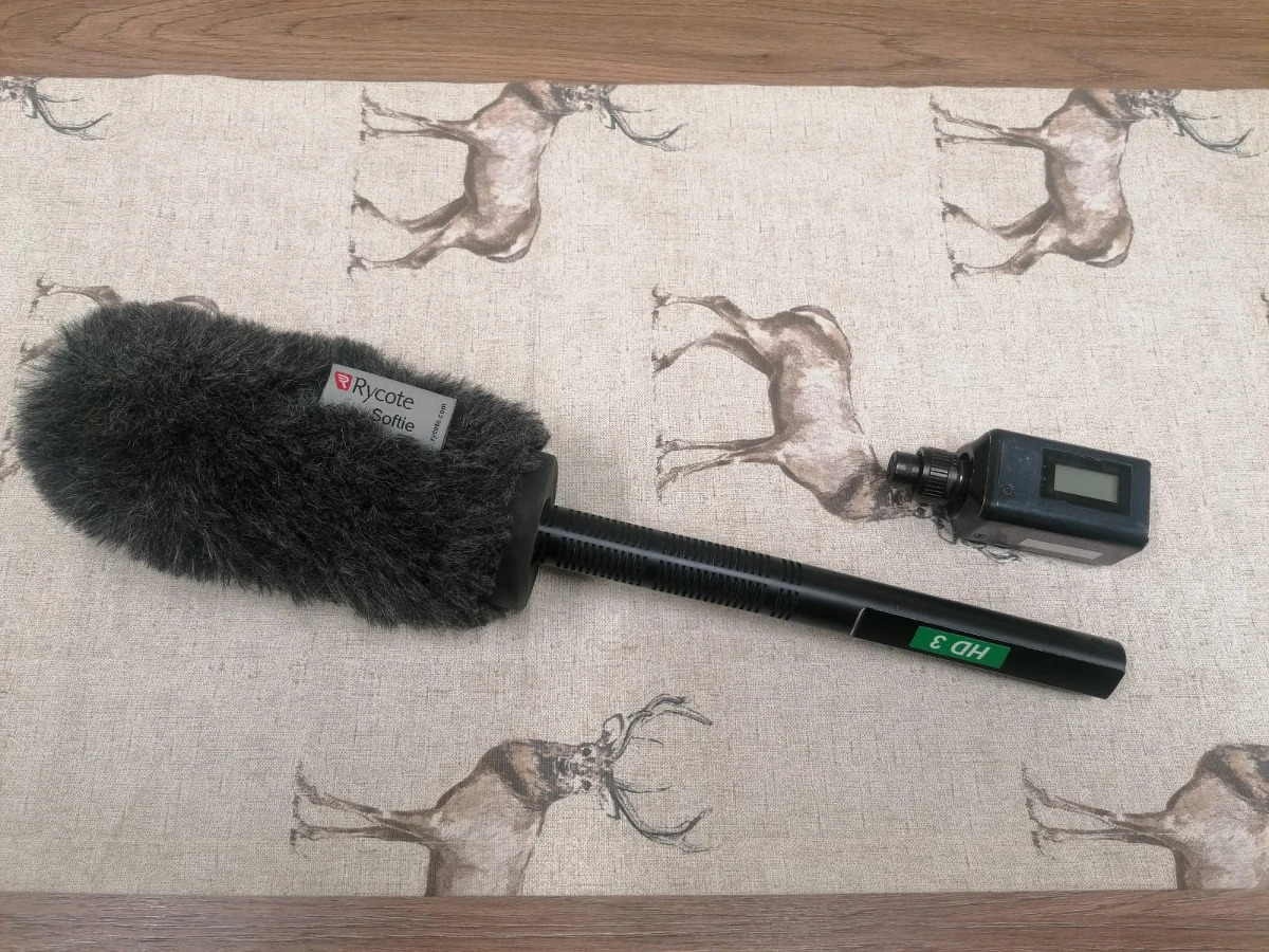 Policjanci zatrzymali 42-latka, który ukradł mikrofon ogólnopolskiej stacji telewizyjnej. Do kradzieży doszło podczas meczu I ligi na stadionie w Niecieczy.