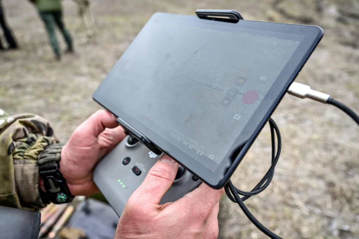 ​Rosyjska Federalna Służba Bezpieczeństwa znalazła materiały wybuchowe w dronie, który wczoraj spadł w pobliżu Kołomnej pod Moskwą. W ostatnich dniach na terenie Rosji doszło do szeregu ataków z użyciem dronów. Doradca prezydenta Ukrainy Mychajło Podoliak twierdzi, że to "ataki wewnętrzne".