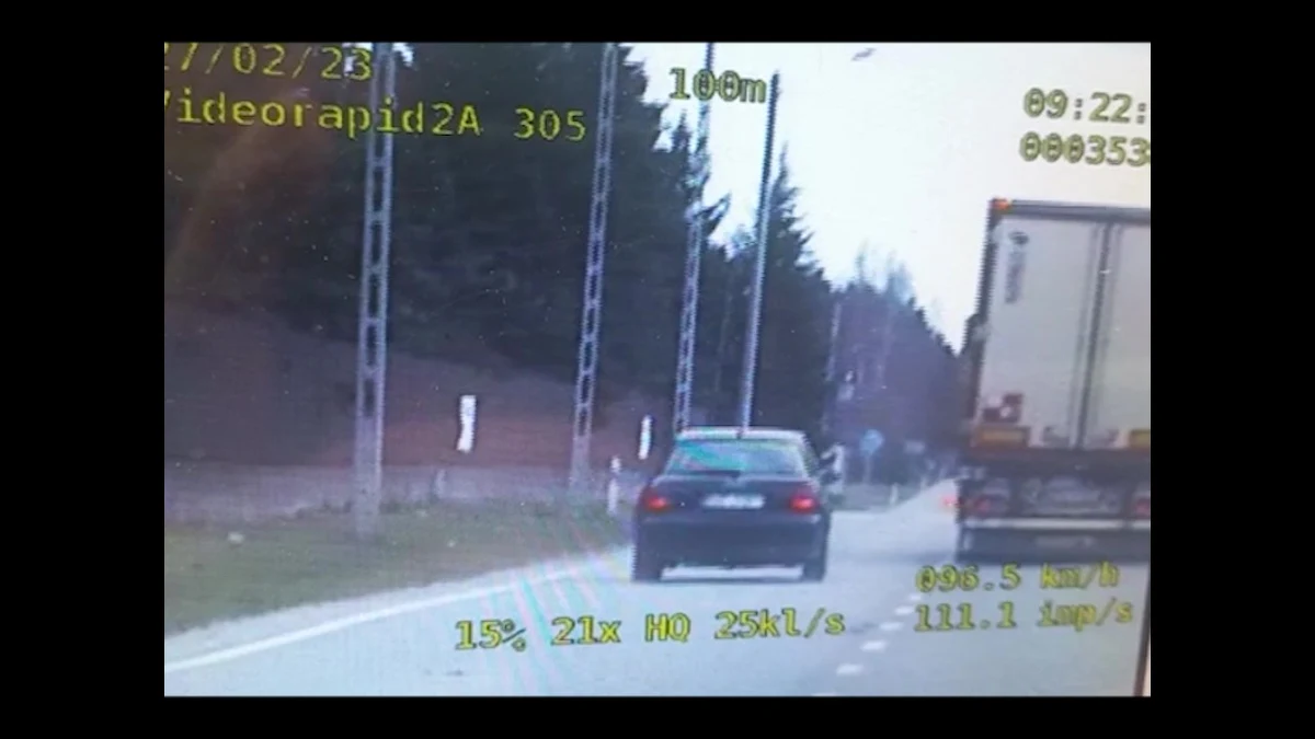 4 tys. zł mandatu i 30 punktów karnych to kara dla 27-letniego kierowcy z Ozorkowa k. Łodzi, który o 80 km/h przekroczył dozwoloną prędkość oraz wyprzedzał na przejściu dla pieszych. Mężczyzna stracił też prawo jazdy.