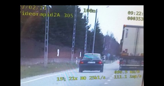 4 tys. zł mandatu i 30 punktów karnych to kara dla 27-letniego kierowcy z Ozorkowa k. Łodzi, który o 80 km/h przekroczył dozwoloną prędkość oraz wyprzedzał na przejściu dla pieszych. Mężczyzna stracił też prawo jazdy.