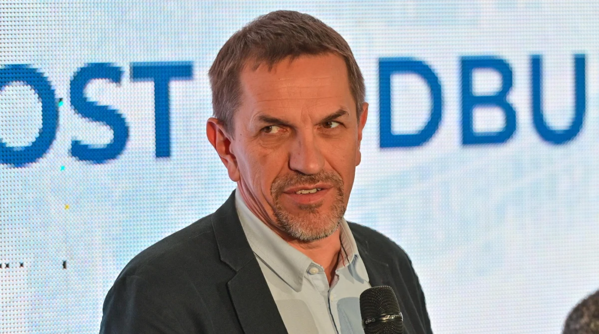 "Pytanie czy tacy spoilerzy będą działać tylko w jedną stronę. Może się wydarzyć tak, że spadek notowań partii rządzącej, pewności siebie, napięcia społeczne, będą sprawiać, że także cześć wyborców PiS będzie szukać kogoś innego, kogo będzie można poprzeć, żeby wyrazić swoje niezadowolenie"- mówił w Radiu RMF24 prof. Jarosław Flis, socjolog z Uniwersytetu Jagiellońskiego pytany przez Tomasza Terlikowskiego o możliwą reakcję Prawa i Sprawiedliwości na pakt senacki opozycji. Politycy czterech ugrupowań opozycyjnych: Koalicji Obywatelskiej, PSL-u, Polski 2050 i Lewicy oraz przedstawiciele ruchu samorządowego Tak dla Polski podpisali deklarację zawarcia w najbliższych wyborach tzw. paktu senackiego. Opozycja liczy, że dzięki temu porozumieniu może liczyć na zdecydowaną przewagę w Senacie.