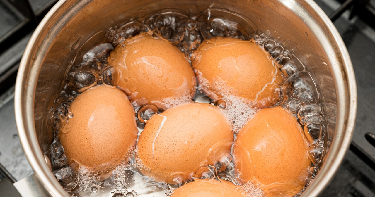 Tak ugotuj jajka do święconki. Nie popękają, łatwo je obierzesz