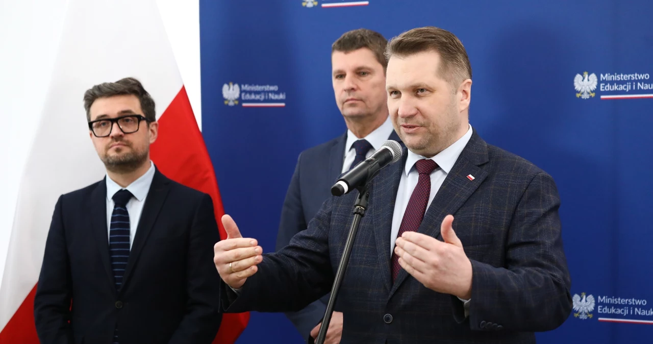 Przemysław Czarnek, Marcin Smolik oraz Dariusz Piontkowski podczas konferencji prasowej w siedzibie MEiN w Warszawie