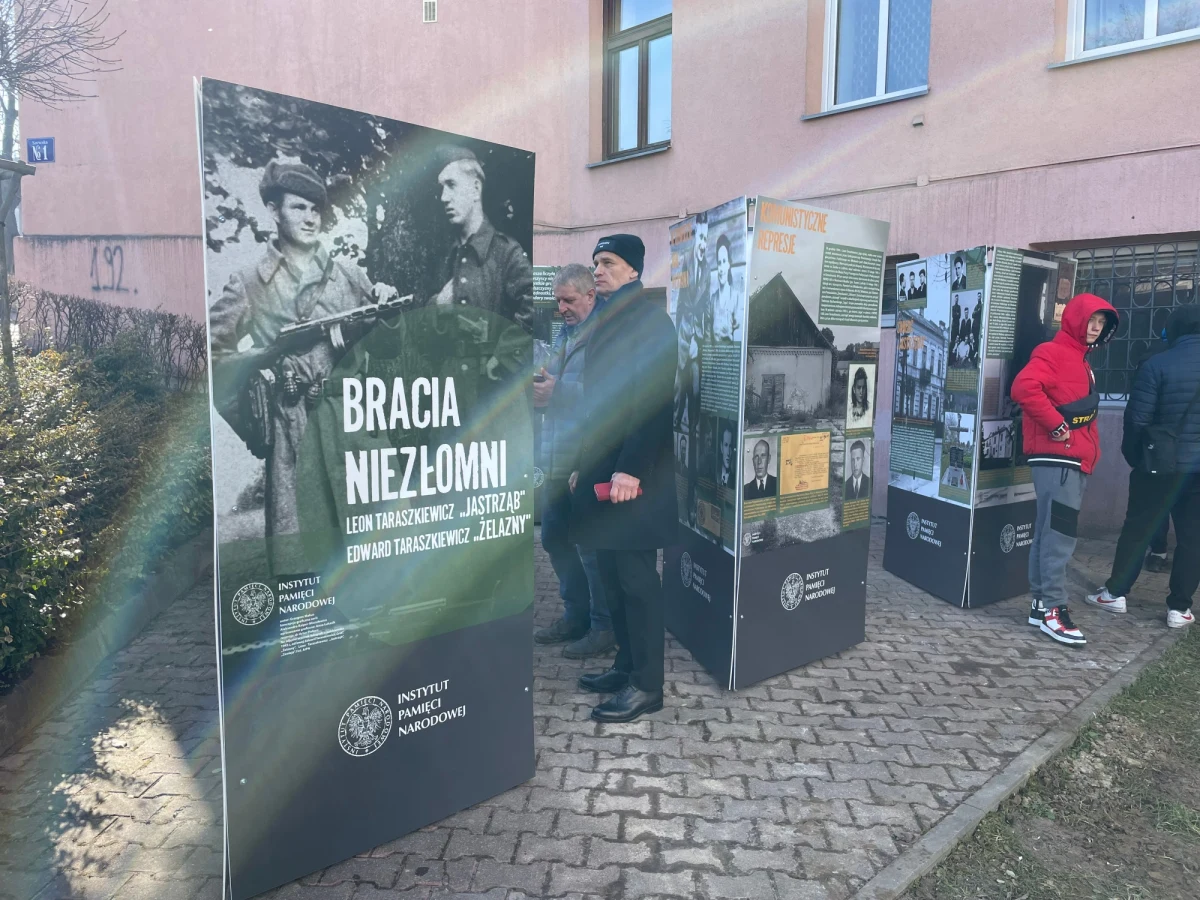 Historie dwóch braci, którzy do końca walczyli w podziemiu niepodległościowym można zobaczyć na wystawie Plenerowej, jaką w Narodowym Dniu Żołnierzy wyklętych przygotował lubelski oddział IPN. To Leon Taraszkiewicz "Jastrząb" i Edward Taraszkiewicz "Żelazny". Na skwerze przed siedzibą oddziału można oglądać kilkanaście plansz.