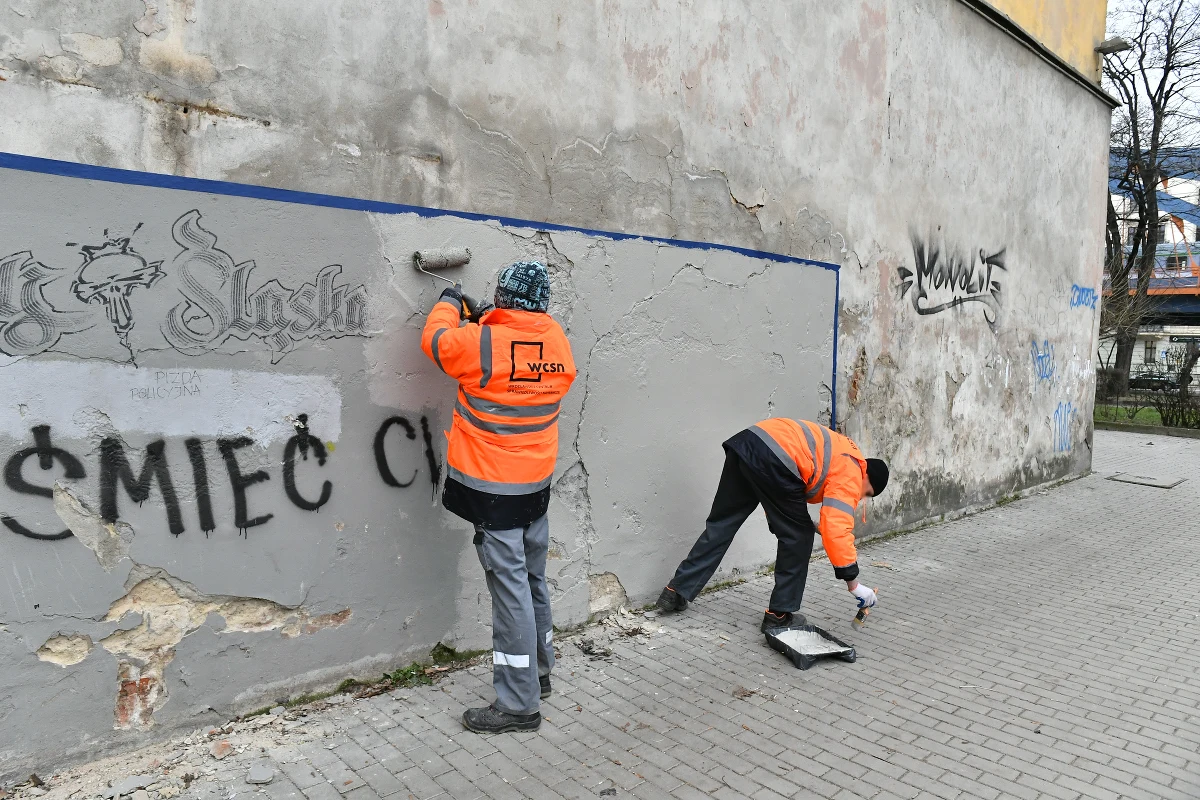 Zamiast poprawczaka-prace społeczne. Nastolatki będą odpracowywać swoje błędy we Wrocławiu - poinformował Urząd Miejski. Prace społeczne osób nieletnich są jednym ze środków wychowawczych, które sądy mogą orzekać jako alternatywę dla na przykład umieszczenia w ośrodku poprawczym.
