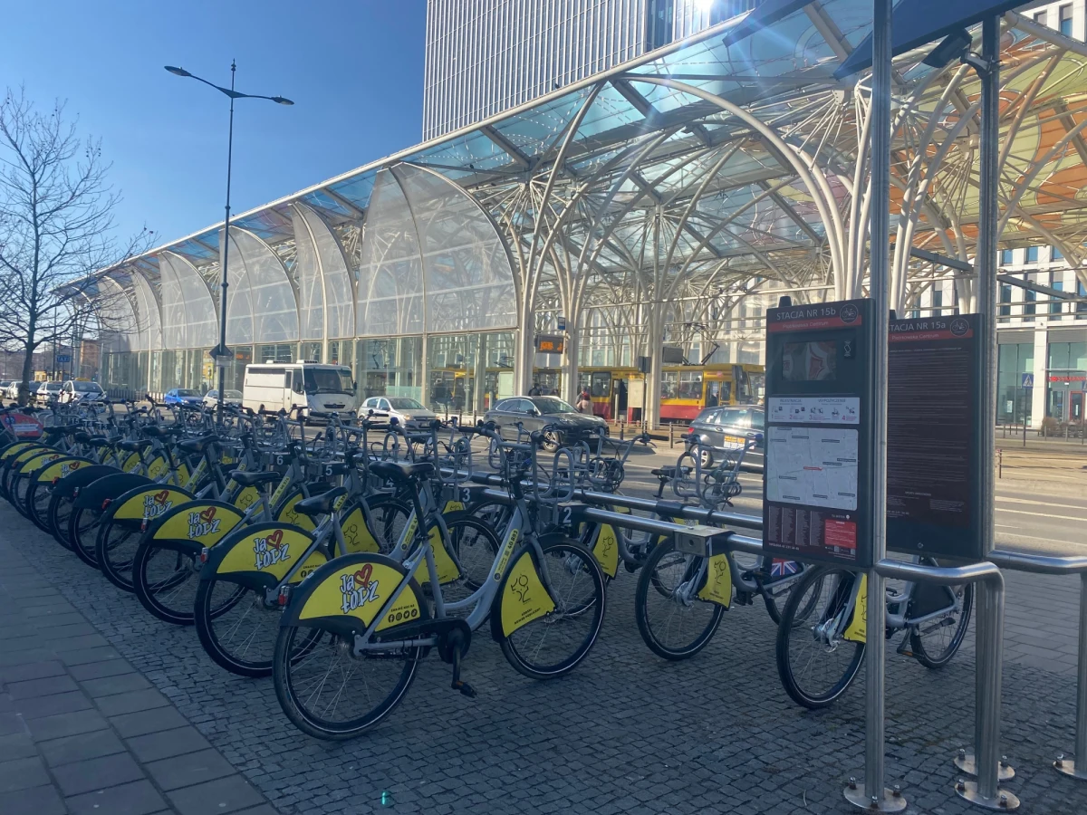 Dziś na ulice Łodzi wrócił rower publiczny. W 150-ciu stacjach w całym mieście czeka 1,5 tysiąca jednośladów do wypożyczenia.

