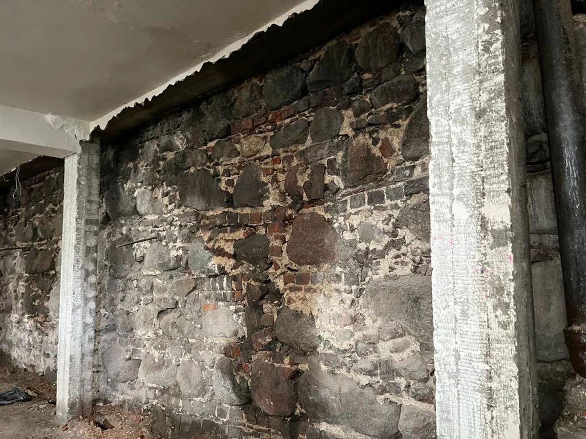 ​Fragment muru chroniącego zabudowę zamkowego wzgórza od strony ul. Kuśnierskiej, odkryty został podczas prac związanych z rozbiórką południowego tarasu Zamku Książąt Pomorskich w Szczecinie. Eksperci szacują jego pochodzenie na przełom XIV i XV wieku.