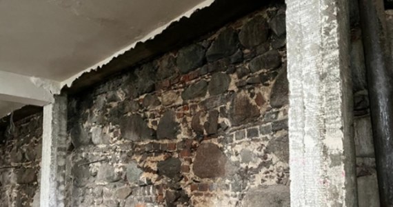 ​Fragment muru chroniącego zabudowę zamkowego wzgórza od strony ul. Kuśnierskiej, odkryty został podczas prac związanych z rozbiórką południowego tarasu Zamku Książąt Pomorskich w Szczecinie. Eksperci szacują jego pochodzenie na przełom XIV i XV wieku.