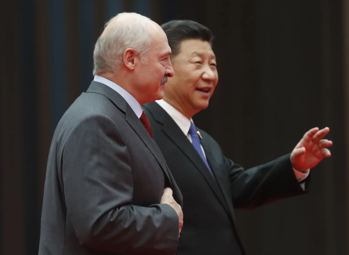 W Pekinie spotkali się przywódcy Chin i Białorusi, Xi Jinping i Alaksandr Łukaszenka. "Wymienili opinie na temat 'kryzysu ukraińskiego' i podpisali wspólne oświadczenie o rozwoju 'wszechstronnego partnerstwa na każdą pogodę' pomiędzy obydwoma krajami" – ogłosiło chińskie MSZ.