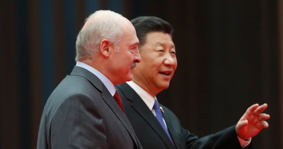 W Pekinie spotkali się przywódcy Chin i Białorusi, Xi Jinping i Alaksandr Łukaszenka. "Wymienili opinie na temat 'kryzysu ukraińskiego' i podpisali wspólne oświadczenie o rozwoju 'wszechstronnego partnerstwa na każdą pogodę' pomiędzy obydwoma krajami" – ogłosiło chińskie MSZ.