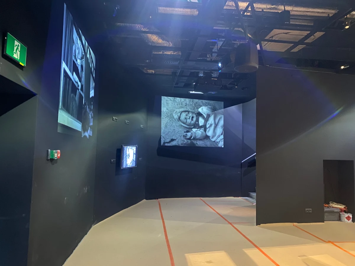 Jeszcze w tym roku w Łodzi planowane jest otwarcie Narodowego Centrum Kultury Filmowej w kompleksie EC1. Nasza reporterka zajrzała do największej przestrzeni wystawienniczej, w której na powierzchni blisko 1,5 tysiąca m kw., na trzech poziomach powstaje ekspozycja "Kino Polonia".

