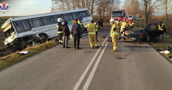 W Zalesiu (pow. zamojski) kierujący samochodem osobowym 29-latek na łuku drogi zjechał na przeciwny pas i wjechał wprost pod jadący z naprzeciwka autobus, który przewoził przedszkolaki. Kierowca osobówki zginął na miejscu. 5 osób, w tym 4 dzieci trafiło do szpitala.