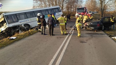 Śmiertelny wypadek osobówki z autobusem, którym podróżowały przedszkolaki 