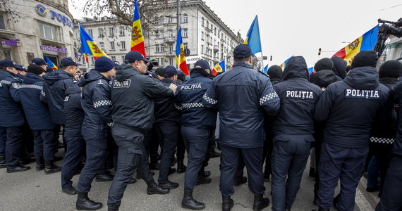 ​"Nie można wykluczyć, że Rosja stoi za wielotysięcznymi protestami w Mołdawii" - mówi w rozmowie z dziennikarzem RMF FM dr Piotr Oleksy z Uniwersytetu im. Adama Mickiewicza w Poznaniu. Taką samą tezę po wczorajszych zajściach w Kiszyniowie przedstawiła prezydent Mołdawii Maia Sandu. Przypomnijmy: podczas wtorkowego przemarszu ulicami stolicy kilku tysięcy osób interweniowała policja. Uczestnicy wiecu wykrzykiwali antyrządowe hasła i niszczyli plakaty z wizerunkiem pro-europejskiej prezydent.