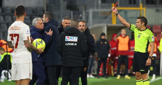 Włoska Federacja Piłkarska ukarała trenera AS Roma Jose Mourinho zawieszeniem na dwa spotkania i grzywną w wysokości 10 tys. euro za jego wybuchowe i naganne zachowanie podczas wtorkowego wyjazdowego meczu Serie A z Cremonese, przegranym przez drużynę z Rzymu 1:2.

