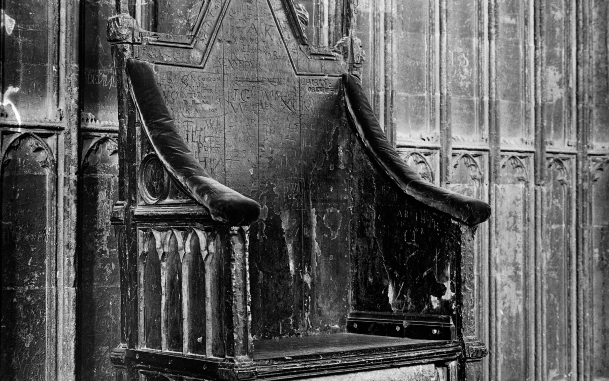 Tron koronacyjny, na którym w maju podczas swojej koronacji siedzieć będzie król Karol III, poddawany jest pracom konserwatorskim - przekazało Opactwo Westminsterskie. W ich trakcie okazało się, że tron w ciągu ostatnich 70 lat skurczył się o kilka milimetrów.