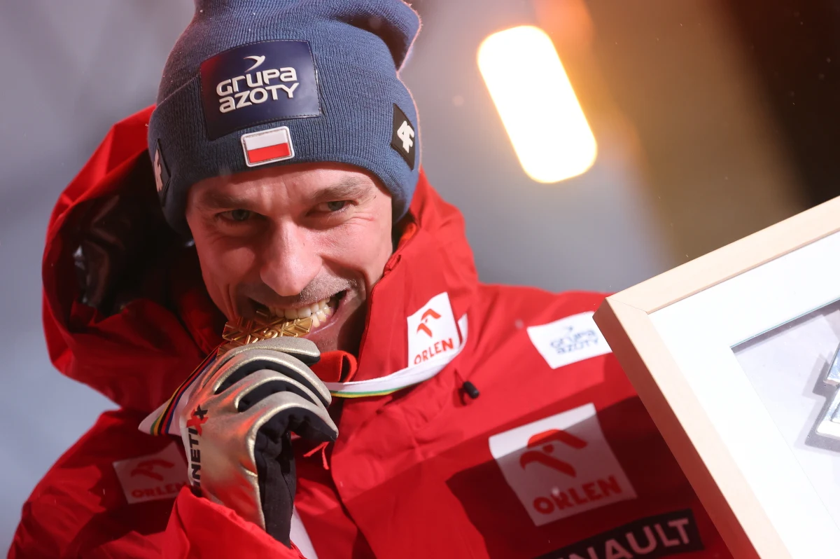 Cztery dni po zdobyciu mistrzostwa świata w skokach narciarskich na normalnym obiekcie w Planicy Piotr Żyła odebrał złoty medal i wysłuchał Mazurka Dąbrowskiego. "To oczywiście bardzo przyjemne, choć emocje od soboty już trochę opadły. Trochę czuję się zmęczony, ale myślę, że siły wrócą. Na pewno oszczędzam gardło na piątek" - przyznał z uśmiechem Żyła na antenie Eurosportu.