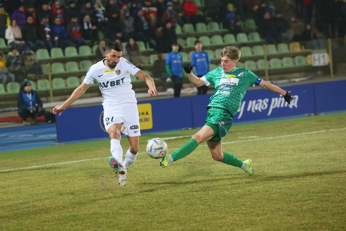 Występujący w 2. lidze KKS Kalisz sensacyjnie pokonał u siebie grający w elicie Śląsk Wrocław 3:0 i awansował do półfinału piłkarskiego Pucharu Polski. Wygrał również broniący trofeum Raków Częstochowa i ma szansę na trzeci triumf z rzędu.