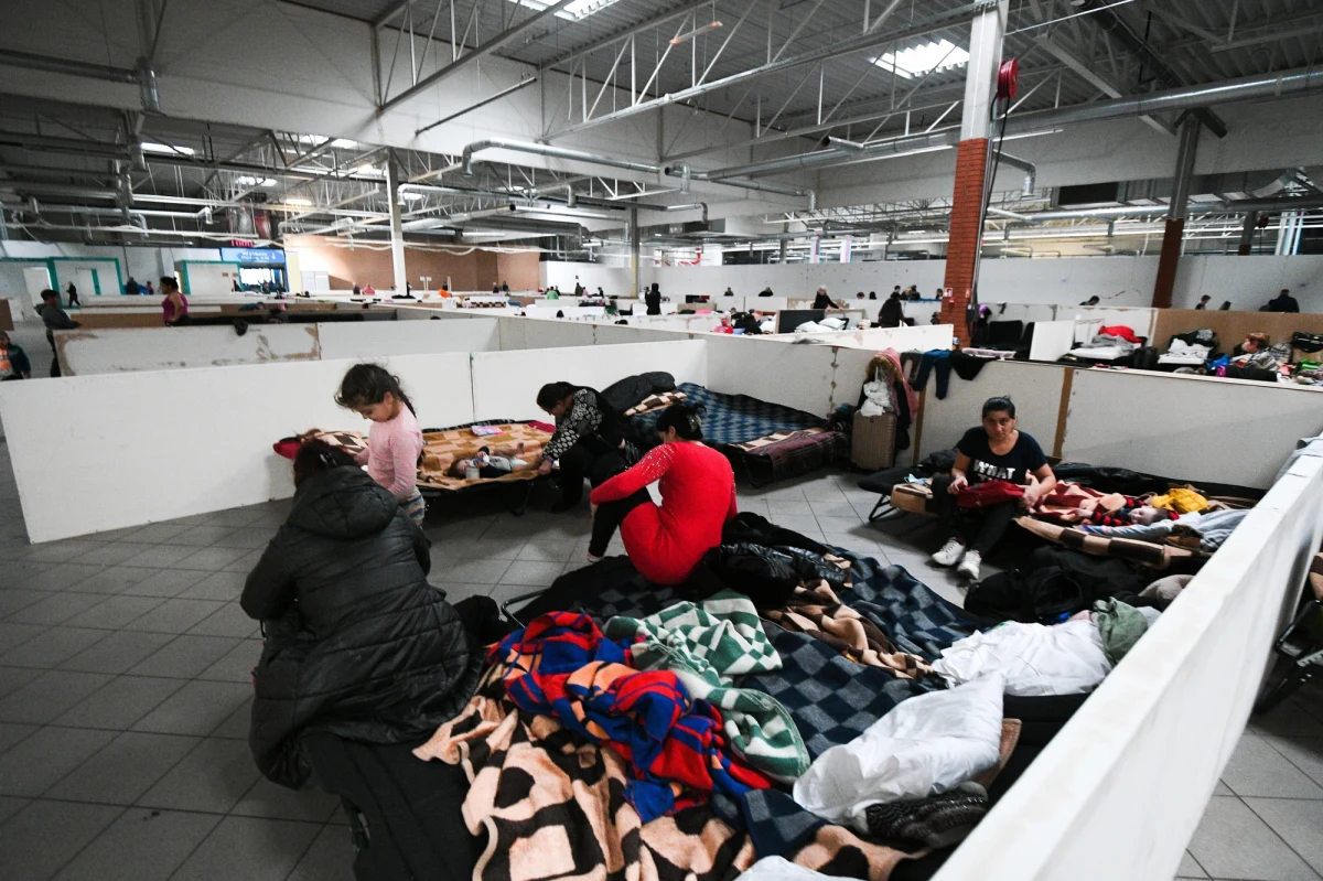 "Przepis jest nieprecyzyjny i zbyt pojemny. Brakuje procedur. Oczekujemy wytycznych od MSWiA" - tak o obowiązku pokrywania przez uchodźców z Ukrainy połowy opłat za zakwaterowanie mówi Marek Wójcik ze Związku Miast Polskich. Od wczoraj Ukraińcy przebywający w miejscach zbiorowego zakwaterowania powinni pokrywać część kosztów. 