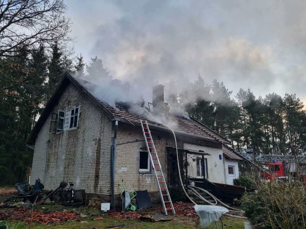 Jedna osoba zginęła w pożarze, który wybuchł nad ranem w domu wielorodzinnym w Nagladach koło Gietrzwałdu (woj. warmińsko-mazurskie). Jeszcze przed przyjazdem służb z budynku ewakuowało się pięć osób.
