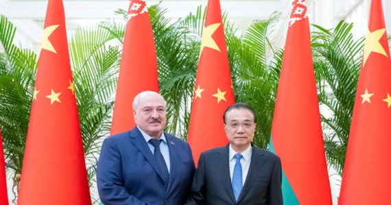 Przywódcy Białorusi i Chin, Alaksandr Łukaszenka i Xi Jinping, podpisali w Pekinie pakiet 16 dokumentów. Mogą one ułatwić omijanie sankcji poprzez dostarczanie pomocy dla Rosji przez Białoruś - informuje w najnowszej ocenie amerykański think tank Instytut Studiów nad Wojną (ISW).