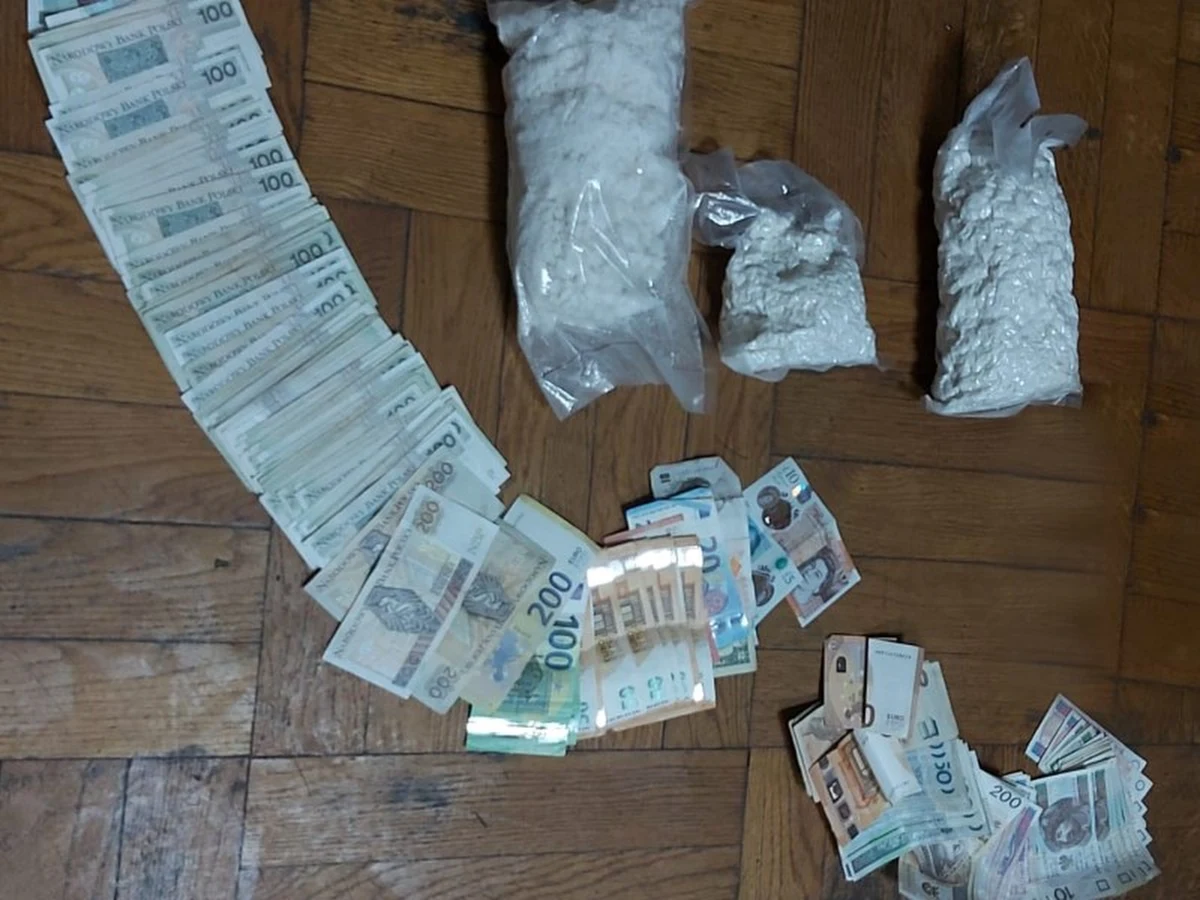 Funkcjonariusze z placówki straży granicznej w Gołdapi razem z policjantami z opolskiego oddziału CBŚP rozbili gang narkotykowy. Przed sądem za produkcję i handel środkami odurzającymi stanie 16 osób. Czarnorynkowa wartość narkotyków wynosi ponad 28 mln zł.