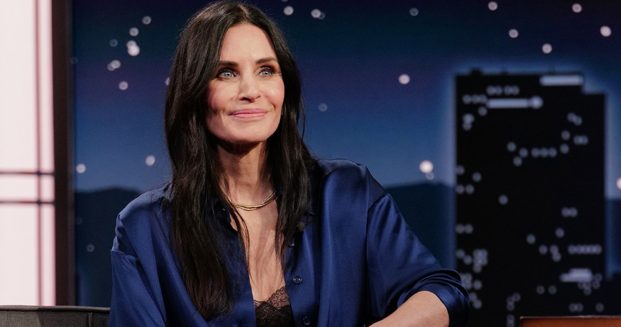 Odsłonięcie swojej gwiazdy w Hollywoodzkiej Alei Sławy natchnęło Courteney Cox do wspomnień na temat początków jej kariery. Był czas, gdy długo nie mogła znaleźć angażu, a jej oszczędności były na wyczerpaniu. W końcu jej ojciec zaczął gorąco ją namawiać, by wróciła do rodzinnej Alabamy i pomagała mu przy sprzedawaniu basenów. Przewrotnie, dzień po ich rozmowie, dostała przełomową dla niej rolę w serialu "Więzi rodzinne", gdzie zagrała u boku Michaela J. Foxa.