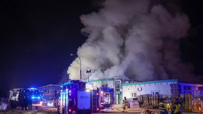 Pożar hali z makulaturą w Sosnowcu. Sprawą zajmie się policja
