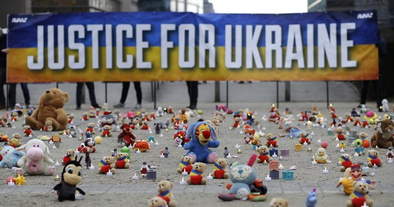 Nowy pakiet sankcji wobec Rosjan odpowiedzialnych za nielegalne deportacje i adopcje ukraińskich dzieci będzie przyjęty w ciągu dwóch tygodni. To - jak ustaliła dziennikarka RMF FM w Brukseli - nieformalna obietnica Komisji Europejskiej. Przypomnijmy - według oficjalnych ukraińskich źródeł - Rosja deportowała z terenów okupowanych ponad 16 tys. ukraińskich dzieci. Pracujące w terenie organizacje pozarządowe twierdzą jednak, że liczba ta może być o wiele większa.