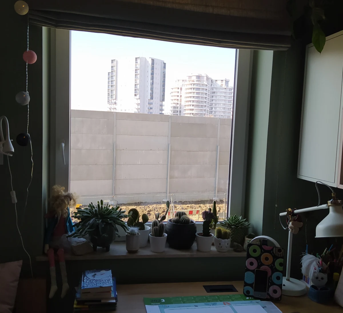 Czegoś takiego się nie spodziewali. Obok bloku przy ul. Fieldorfa-Nila w Krakowie "wyrósł" betonowy ekran akustyczny. "Do tego muru można dołożyć tylko drut kolczasty i wieżyczki strażnicze na górze" – mówią mieszkańcy i proszą miasto o wymianę 10-metrowej konstrukcji. Ta powstała w ramach budowanej właśnie linii tramwajowej do Górki Narodowej. 