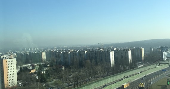 To jest kolejny dzień w oparach smogu w Śląskiem. Przekroczenia dopuszczalnych norm są w całym regionie - od okolic Częstochowy, przez centrum aglomeracji, na Beskidach kończąc. 