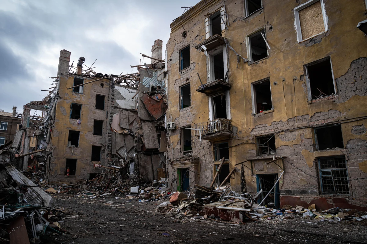 Rosjanin Aleksiej Moskalow został oskarżony o „dyskredytację armii” po tym, jak jego 13-letnia córka narysowała w szkole antywojenny obrazek. OWD-Info informuje, że mężczyzna trafił do aresztu, a dziewczynka, którą wychowuje samotnie, znalazła się w ośrodku opiekuńczym.