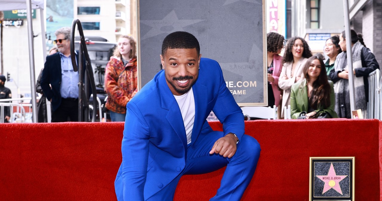 Michael B. Jordan, aktor znany z "Czarnej Pantery", "Fantastycznej czwórki" czy filmowej serii "Creed", dołączył do grona artystów uhonorowanych gwiazdą w kultowej Hollywoodzkiej Alei Sławy. W ceremonii odsłonięcia tablicy uczestniczyli jego znajomi i sławni współpracownicy. "Jestem zaszczycony, że mogę nazywać cię swoim przyjacielem. Nikt na tej planecie nie zasługuje na to wyróżnienie bardziej niż ty" - powiedział Jonathan Majors.