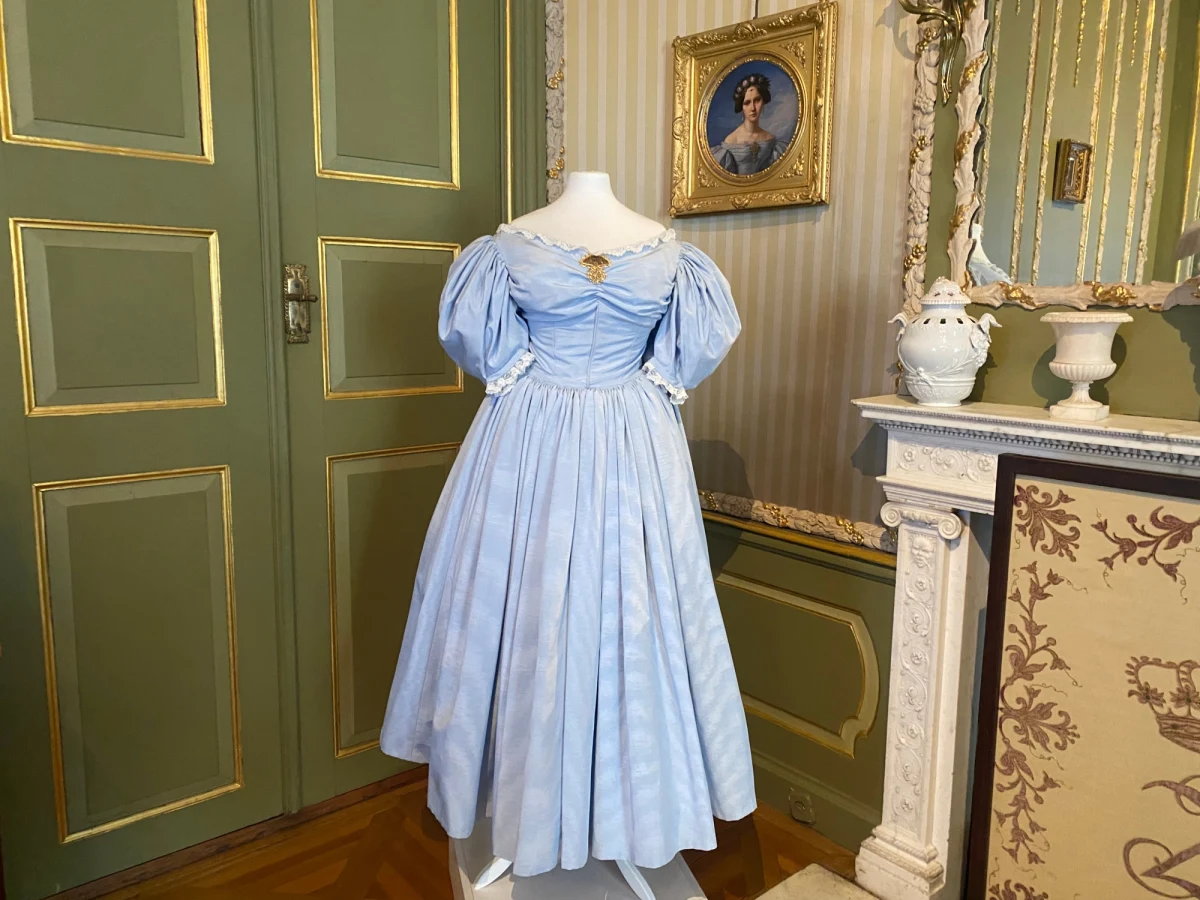 Po zimowej przerwie drzwi otwiera Muzeum w Nieborowie i Arkadii. Na zwiedzających czekają nowe eksponaty, ale dziś chcemy wam opowiedzieć o sukniach. Pracownicy muzeum postanowili zainspirować się portretami kobiet z rodziny Radziwiłłów i przez ich piękne suknie, nawiązać do historii.

