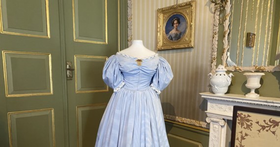 Po zimowej przerwie drzwi otwiera Muzeum w Nieborowie i Arkadii. Na zwiedzających czekają nowe eksponaty, ale dziś chcemy wam opowiedzieć o sukniach. Pracownicy muzeum postanowili zainspirować się portretami kobiet z rodziny Radziwiłłów i przez ich piękne suknie, nawiązać do historii.

