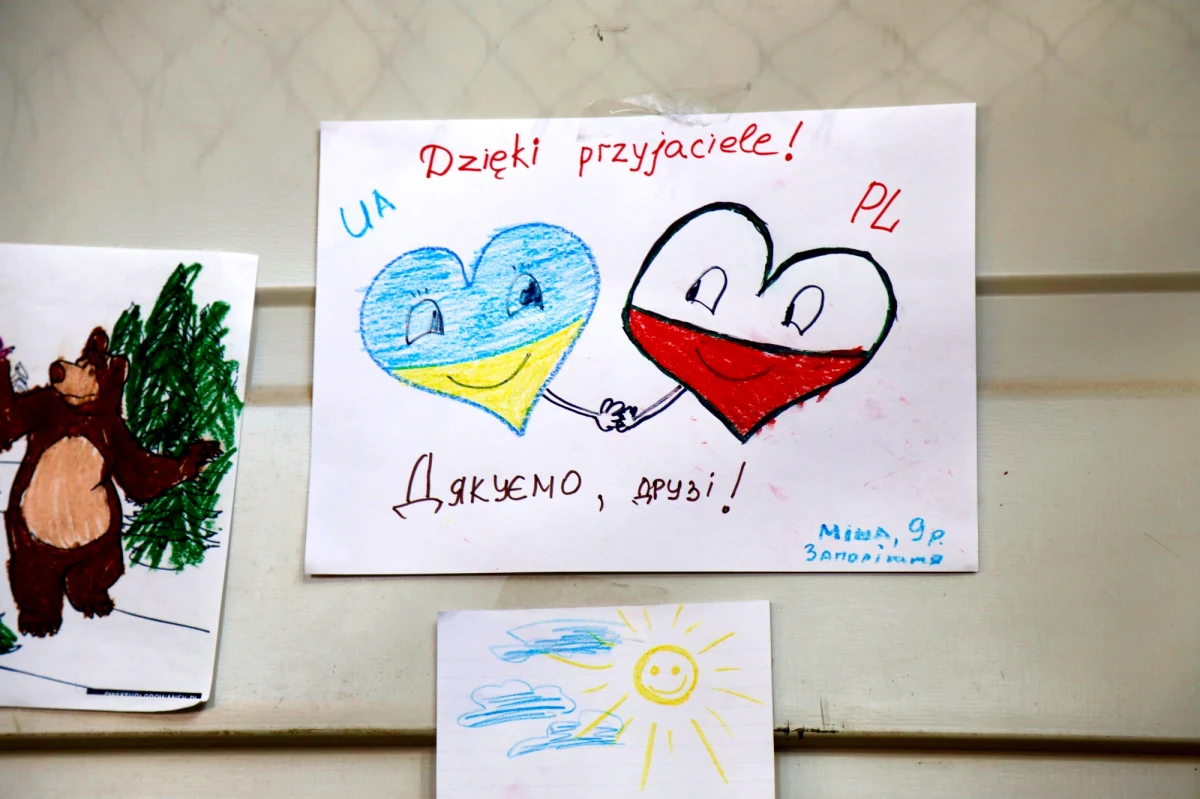 Dokładnie rok temu 2 marca 2022 roku, niespełna tydzień po wybuchu wojny w Ukrainie w eterze w Przemyślu na 98,6 FM pojawił się sygnał programu niezwyczajnej stacji radiowej kierowanej do uchodźców zza wschodniej granicy.