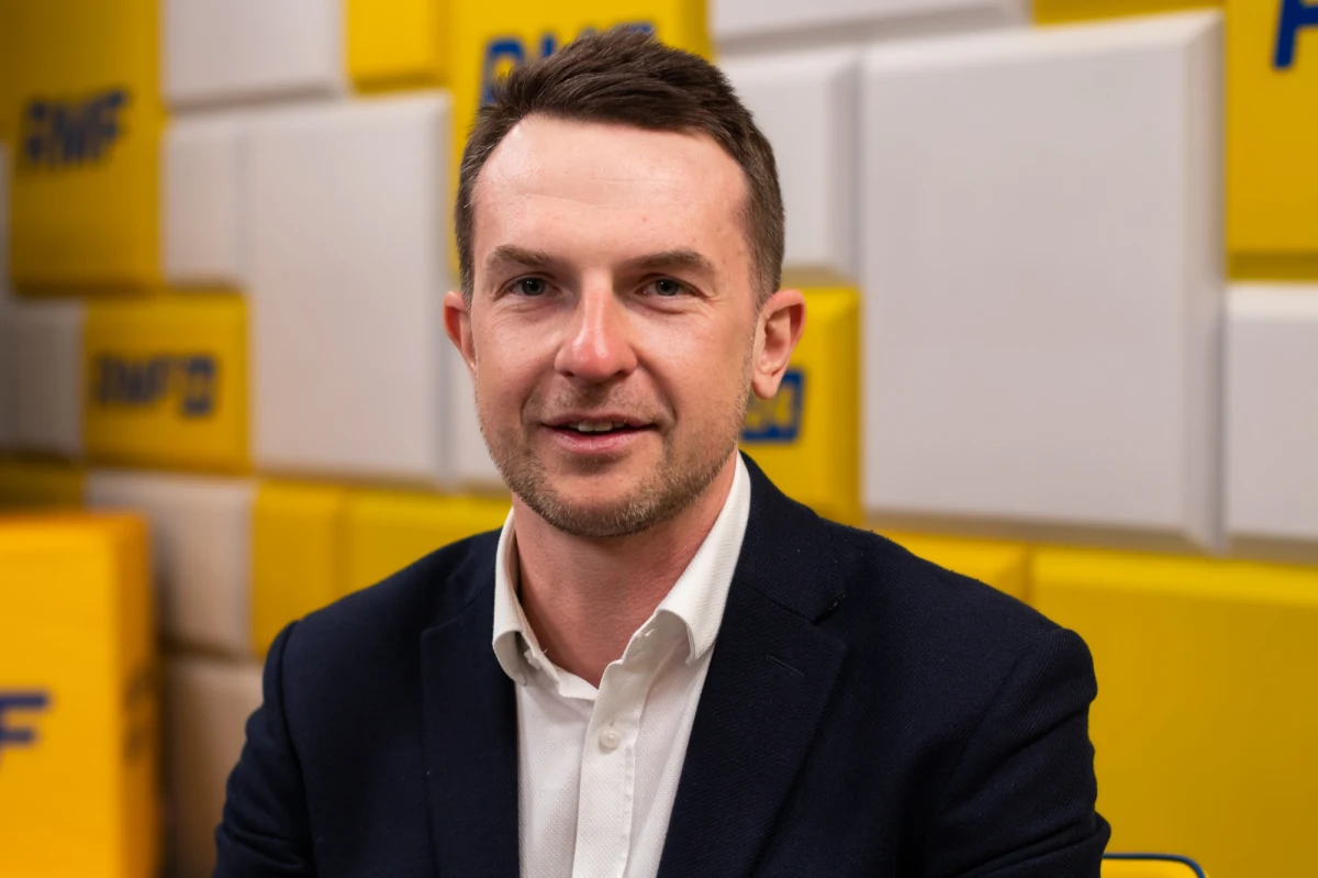 "Prokuratura jako pierwsza instytucja w Polsce potwierdziła, że maile Dworczyka są autentyczne. Analizując te maile widzieliśmy, że to, co było tam napisane, rzeczywiście się wydarzyło. Słyszeliśmy wypowiedzi np. Jacka Sasina, który mówił, że wysyłał takie maile. Było kilku takich polityków. Tych potwierdzeń było dużo, ale teraz pierwszy raz - w sprawie, w której było złożonych kilka zawiadomień także przeze mnie i Cezarego Tomczyka - prokuratura (...) uznała, że ten materiał jest na tyle wiarygodny, wystarczający do tego, żeby wszcząć śledztwo. To jest przełom w tej sprawie" - tak decyzje śledczych o wszczęciu śledztwa ws. maili Michała Dworczyka skomentował w Rozmowie w południe w RMF FM Adam Szłapka.