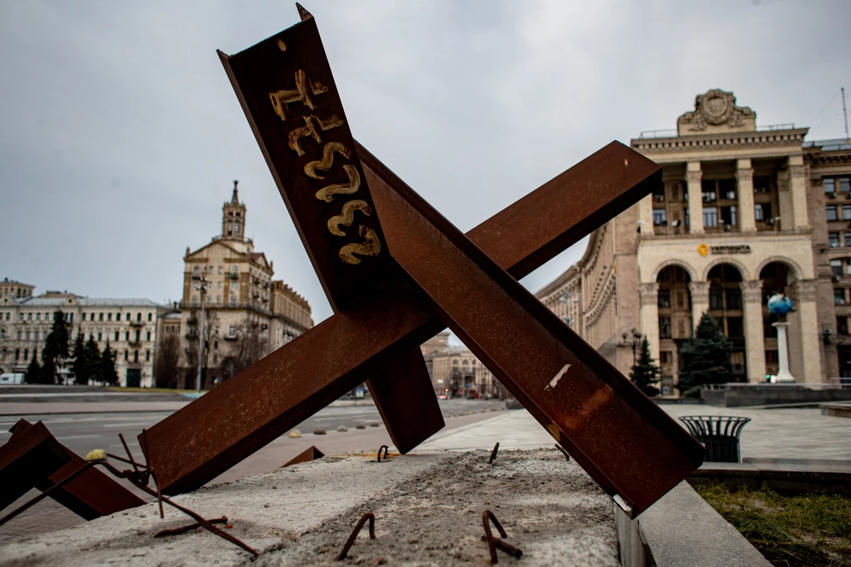 "Bardzo rzadko można spotkać kogoś, kto by dopuszczał negocjacje. A dlaczego odrzucają? Bo uważają, że jakiekolwiek negocjacje bez ostatecznego rozgromienia rosyjskiej armii będą zwycięstwem Putina. Nie mają gwarancji, że za 2-3 lata, kiedy Rosja znowu nabierze sił, wojna nie rozpocznie się od nowa. Uważają, że w tym momencie trzeba wciąż walczyć i zmusić Rosję do wycofania się z Krymu i Donbasu" - tak o sytuacji w Kijowie mówił w internetowym Radiu RMF24 Łukasz Adamski, historyk, wicedyrektor Centrum Dialogu im. Juliusza Mieroszewskiego. Rozmawiał z nim Paweł Balinowski. 