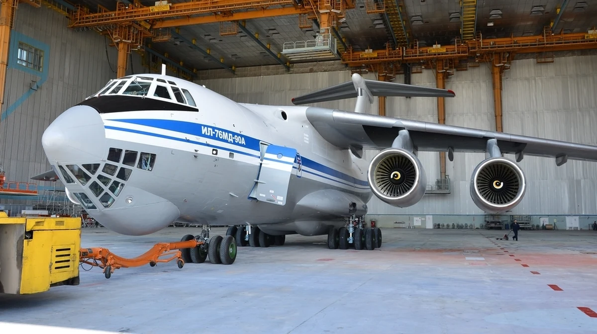 Podczas testów wojskowego samolotu transportowego w fabryce w rosyjskim Uljanowsku doszło do tragicznego incydentu. Na skutek rozhermetyzowania kadłuba zginął co najmniej jeden pracownik, a kilku zostało rannych.