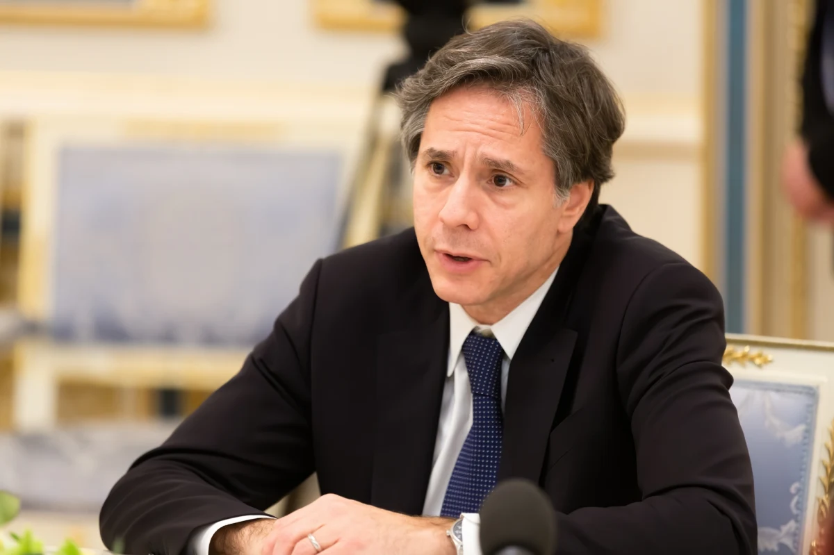 Na marginesie konferencji ministrów spraw zagranicznych państw grupy G20 w Delhi sekretarz stanu USA Antony Blinken rozmawiał krótko w czwartek z szefem dyplomacji Rosji Siergiejem Ławrowem m.in. na temat Ukrainy. Było to pierwsze spotkanie obu dyplomatów od rozpoczęcia rosyjskiej inwazji na Ukrainę w lutym 2022 roku.